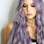 femme aux cheveux violet