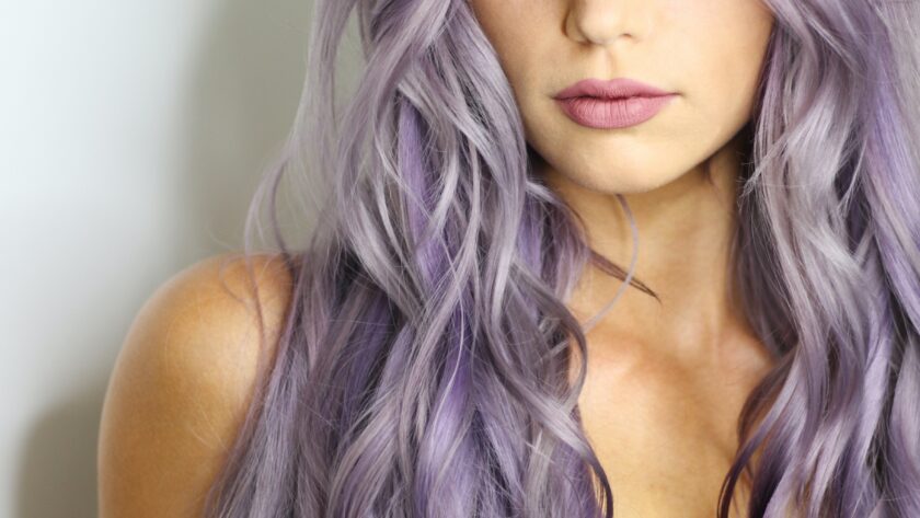 femme aux cheveux violet